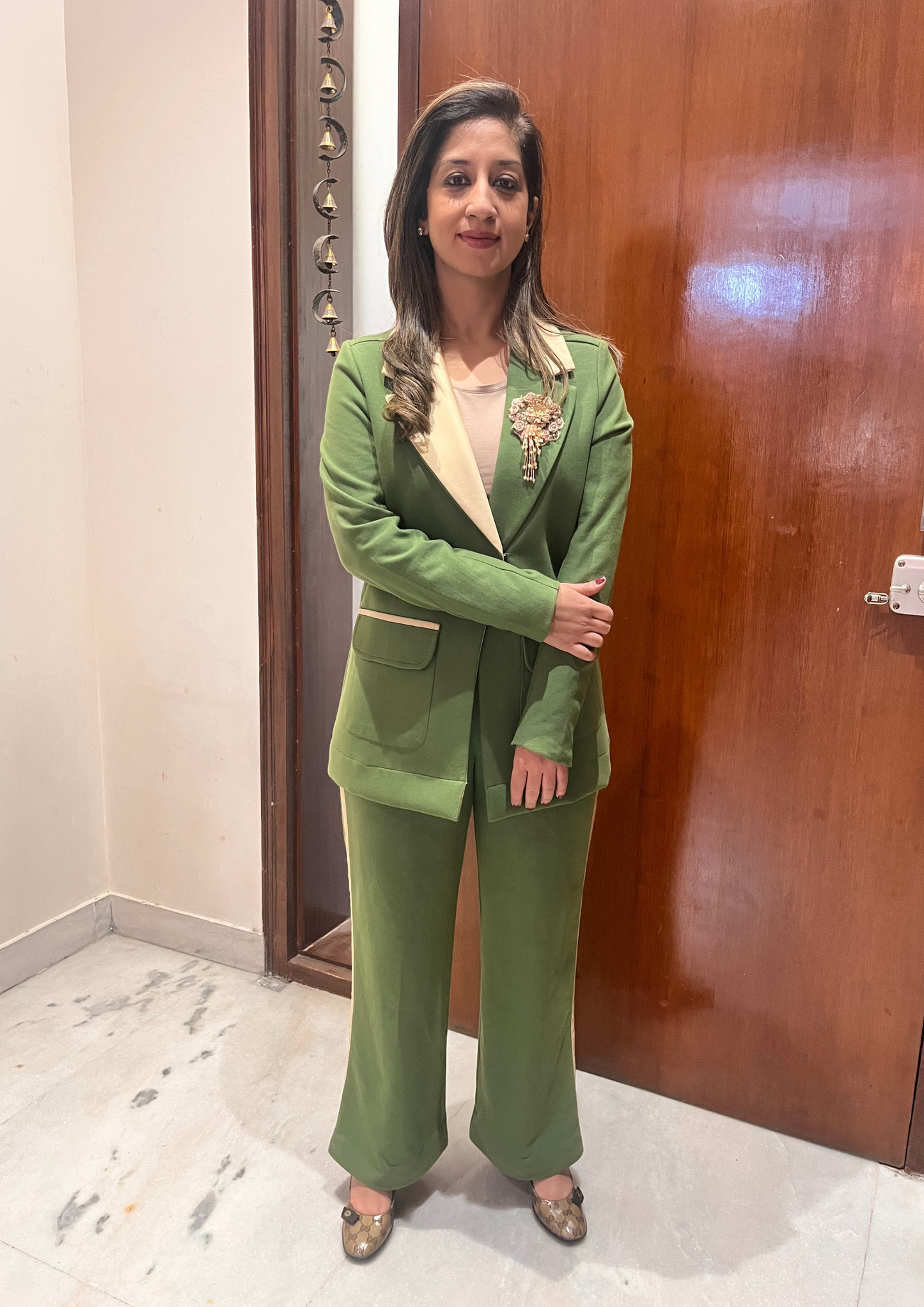 OLIVE GREEN COAT ONE COLLAR IS WITH SATIN