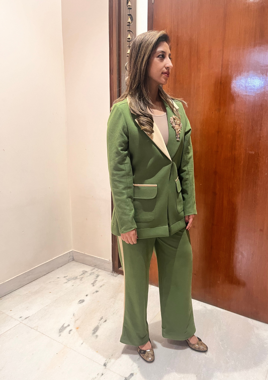 OLIVE GREEN COAT ONE COLLAR IS WITH SATIN