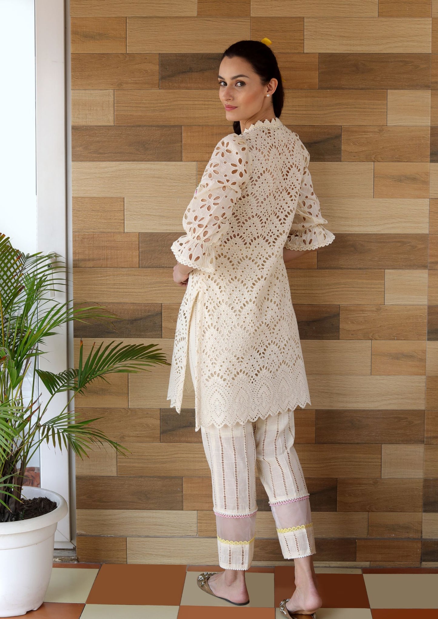 Off White Cotton Kurta With Floral Thread
